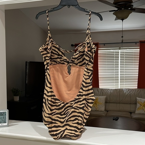 J. Crew Zebra Print Front Twist One Piece Swimsuit Plus Size 24 NWT - Picture 3 of 12